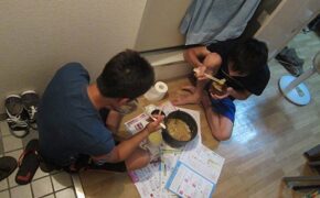 Du học sinh làm thêm: Xót cảnh “nhắm mắt làm chui”