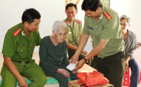 Đoàn viên công an, bệnh viện… cấp thuốc, tặng quà cho 450 hộ nghèo