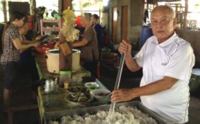 Lão nông, 15 năm chuyên xẻ gỗ, cất nhà, nấu cơm…. cho người nghèo