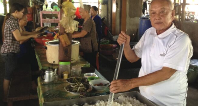 Lão nông, 15 năm chuyên xẻ gỗ, cất nhà, nấu cơm…. cho người nghèo