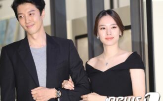 Lee Dong Gun tháp tùng vợ bầu đi dự sự kiện