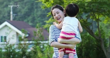 Lee Young Ae chăm sóc hai con trong khuôn viên biệt thự của gia đình