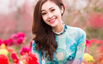 MC Thùy Linh xinh đẹp giữa sắc hoa đào