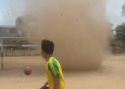 Lốc xoáy “lạ” làm xôn xao cộng đồng mạng