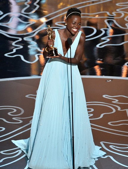 Lupita Nyong'o vừa giành giải Oscar dành cho Nữ diễn viên phụ xuất sắc nhất, ngày 3/3