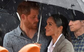 Khoảnh khắc ngọt ngào của Meghan Markle bên chồng