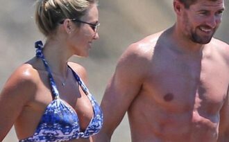 Vợ Steven Gerrad: Ba con vẫn bốc lửa