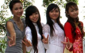 Gặp 9 cô gái xinh đẹp của Miss Teen trong ngày khai mạc Đại lễ