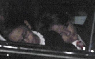 Hình ảnh xúc động về các con Michael Jackson sau tang lễ