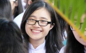 Nữ sinh ngôi trường 100 tuổi tươi tắn đón năm học mới