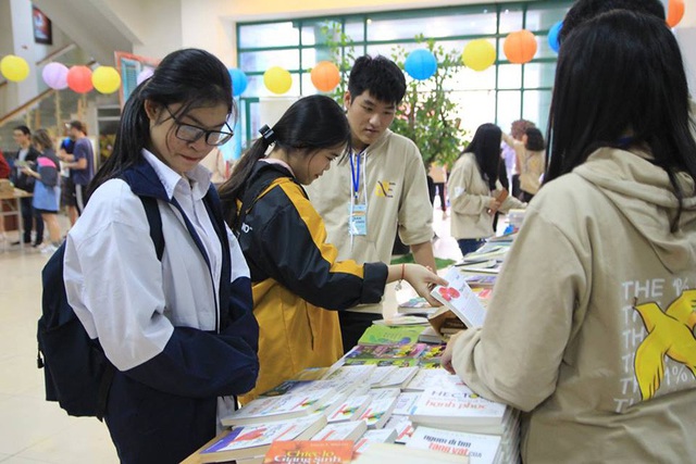  Sự kiện trao đổi sách thu hút nhiều bạn trẻ tham dự. 