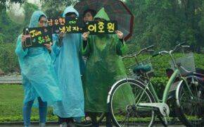 Fan Việt đội mưa hàng giờ đồng hồ chỉ để nhìn thần tượng