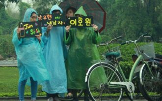 Fan Việt đội mưa hàng giờ đồng hồ chỉ để nhìn thần tượng