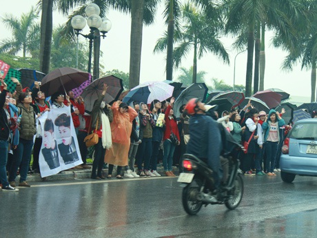 Các fans đồng loạt vẫy tay và hô to tên thần tượng khiến người qua đường cũng phải giật mình.