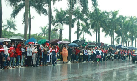 Fans xếp hàng dài trước cổng khách sạn.