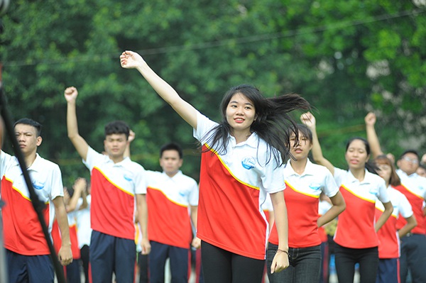 Mang giày cao gót, Á hậu Huyền My vui vẻ nhảy flashmob cùng sinh viên - 4