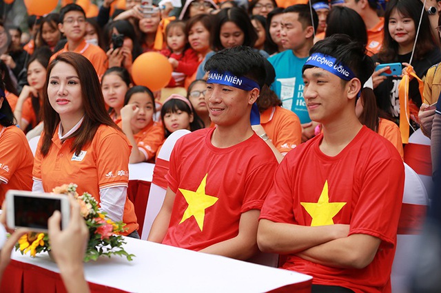 Nhiều người chụp ảnh hai chàng đẹp trai của U23 Việt Nam