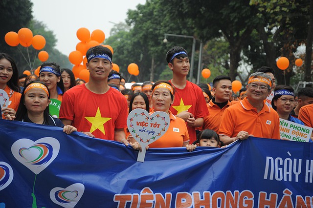 Hai cầu thủ U23 đi bộ cùng hàng ngàn người trên phố đi bộ Hà Nội