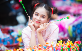 Nữ sinh tuổi 18 trở lại tuổi ấu thơ với đồ chơi Trung thu truyền thống