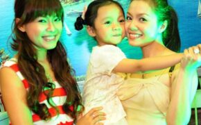 Ca sỹ Ngọc Anh đưa con gái đi xem phim