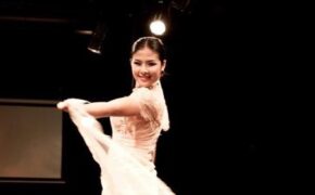 Ngọc Hân trình diễn áo dài ở Thụy Sỹ