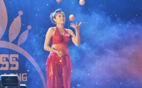 Xem nữ sinh làm xiếc với thủy tinh vỡ và bàn đinh nhọn