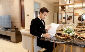 MC Nguyên Khang được lưu trú trong khách sạn dát vàng ở Đà Nẵng