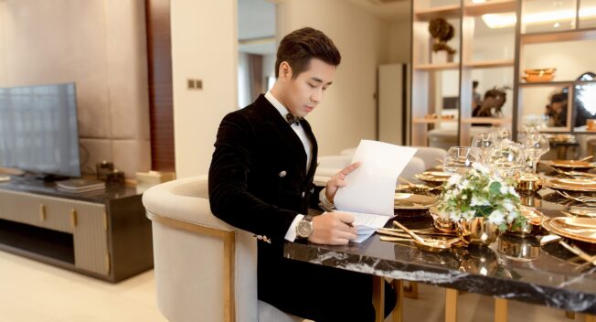 MC Nguyên Khang được lưu trú trong khách sạn dát vàng ở Đà Nẵng