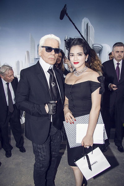 Cựu Đại sứ du lịch Việt Nam chụp ảnh chung với Lagerfeld