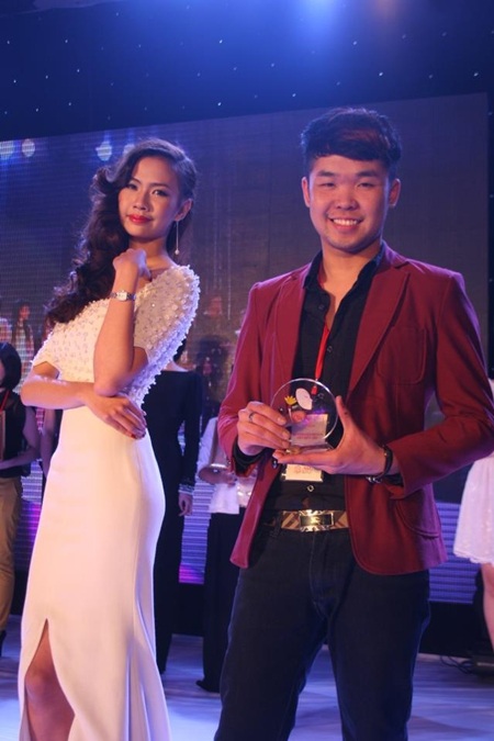 Thái Thành và người mẫu của mình nhận giải Triển vọng Cây cọ vàng.
