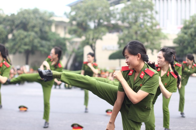 Xem nữ sinh Học viện Cảnh sát đánh võ, gấp chăn màn vuông như bánh chưng - 5