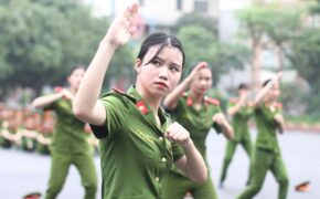 Xem nữ sinh Học viện Cảnh sát đánh võ, gấp chăn màn “vuông như bánh chưng”