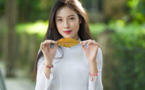 Hot girl Học viện Tòa án đẹp dịu dàng trong tà áo dài trắng