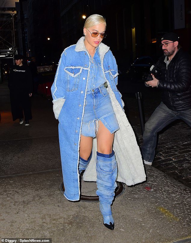 Rita Ora ấn tượng với cây đồ Jeans - 1