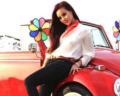 Vy Oanh đưa xe đắt tiền vào MV “Fly”