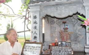 Ông lão 80 tuổi dựng “vườn yêu” bên mộ vợ