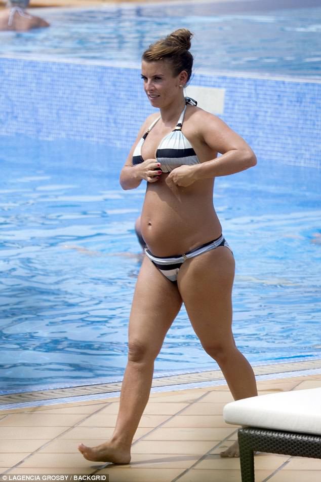  Coleen Rooney khoe bụng bầu trong kỳ nghỉ ở Mallorca ngày 27/8 vừa qua 