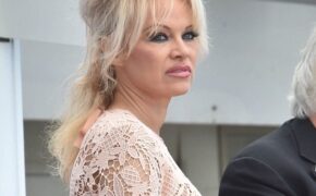 Quả bom sex – 49 tuổi vẫn trẻ đẹp