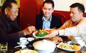 Người nước ngoài tò mò về lẩu nấm fansipan