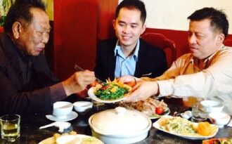 Người nước ngoài tò mò về lẩu nấm fansipan