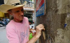 Cựu binh Mỹ “khoác” tấm áo mới cho các bức tường xấu xí ở Hà Nội