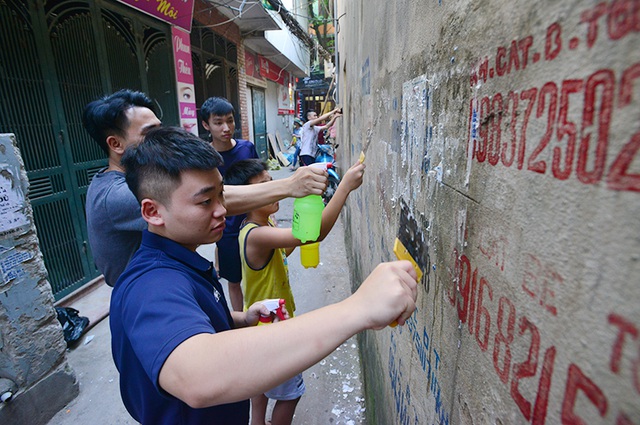 Những lớp sơn mới không quá cầu kì mà cốt sao cho hài hòa với cuộc sống bình dị của người dân địa phương, được sự đồng ý của người dân mới thực hiện.