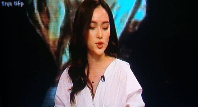 Thiếu nữ bối rối “đơ người” khi bình luận World Cup