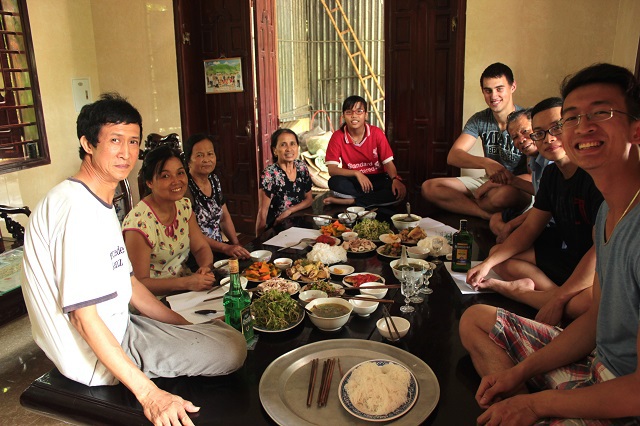  Bạn học cùng lớp tới thăm và được mời ăn bữa trưa cùng gia đình chàng trai ở xứ Nghệ. 