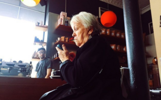 Khi người già cũng trở thành “nô lệ” của những chiếc điện thoại di động