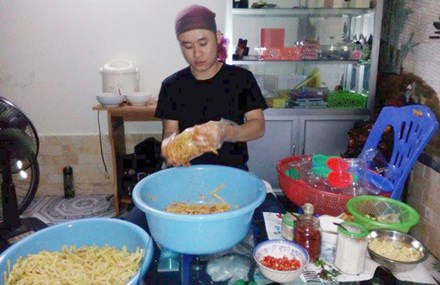  Quang Thái Điệp đang muối măng sạch mang từ Quế Phong (Nghệ An) ra Hà Nội. 