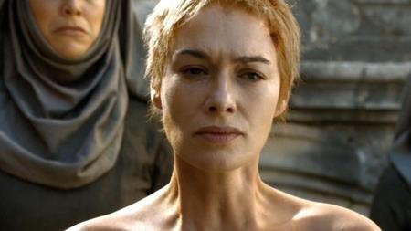 Rất nhiều khán giả đã bị sốc khi theo dõi trường đoạn Hoàng hậu Cersei Lannister trong “Game of thrones” phải trần truồng đi giữa đường phố và bị đám đông lăng nhục. Tuy nhiên, điều khiến mọi người bàng hoàng hơn nữa là nữ diễn viên Lena Headey không hề tự mình thực hiện phân cảnh này mà sử dụng thế thân để sau đó, nhà sản xuất chỉ đơn giản là ghép biểu cảm gương mặt của Lena Headey với thân thể một người khác.