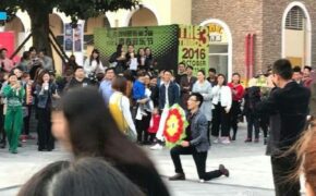 Khó hiểu màn cầu hôn bạn gái bằng… vòng hoa đám tang