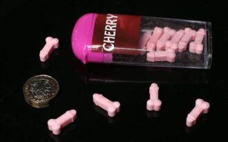 Bà mẹ tức giận khi cửa hàng kẹo bán kẹo hình “của quý” cho 2 cô con gái