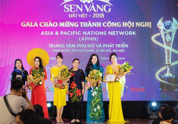 Tại sự kiện, Doanh nhân Nguyễn Thị Thu Trang (bìa phải) được vinh danh Sen Vàng Đất Việt 2018 ở hạng mục Mỹ phẩm, làm đẹp, thời trang.